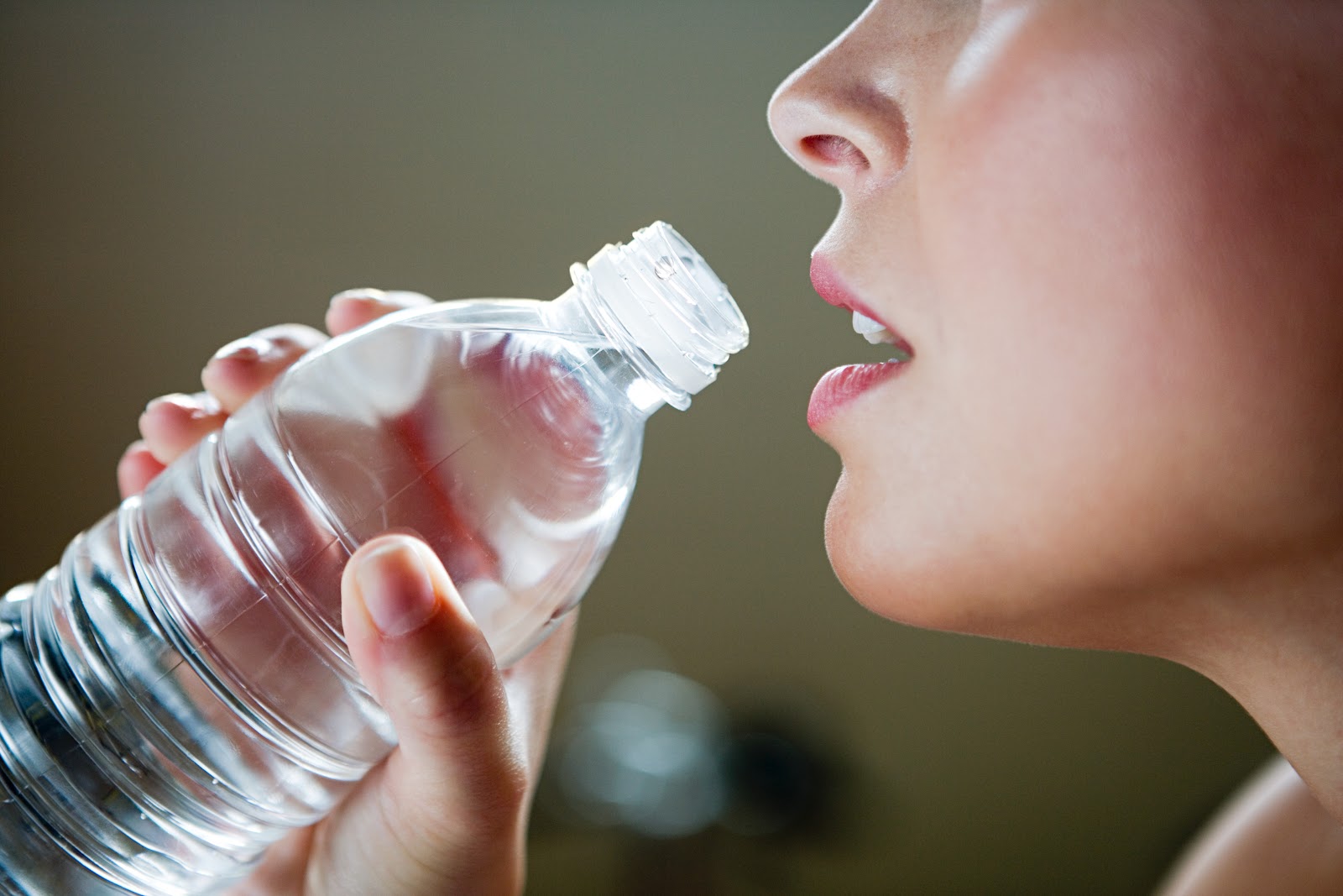 Uống nhiều nước cho làn da luôn căng mịn và không bị “khát” dưới nắng hè.