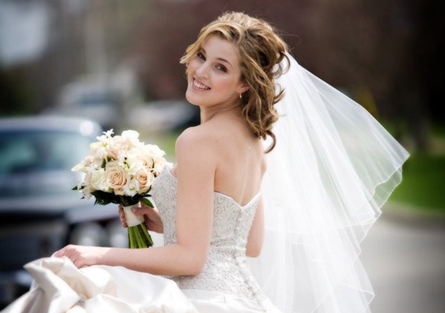 Một làn da đẹp hoàn hảo sẽ giúp bạn thêm tự tin khi mặc váy cưới.