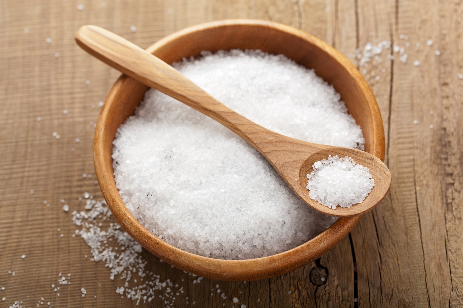 Muối là nguyên liệu hữu hiệu để điều trị mụn lưng.