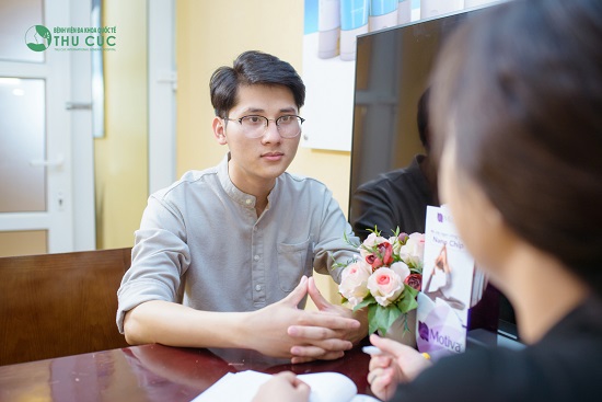 Khách hàng được tư vấn cụ thể về phương pháp cắt tuyến mồ hôi nách