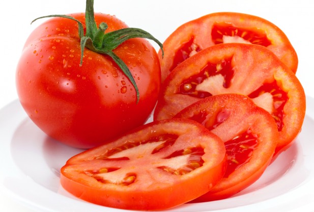 Cà chua nhiều vitamin C có tác dụng trị mụn hiệu quả