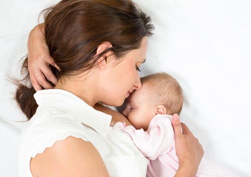 Ngực không đều có thể do thói quen chỉ nằm nghiêng về một bên, dồn sức quá nhiều vào một bên tay, cho con bú hoặc do di truyền