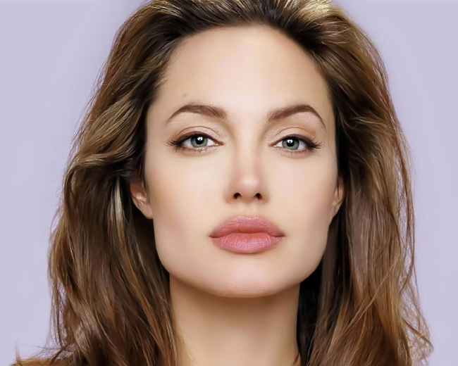 Đôi môi quyến rũ của Angelina Jolie là niềm ao ước của rất nhiều người