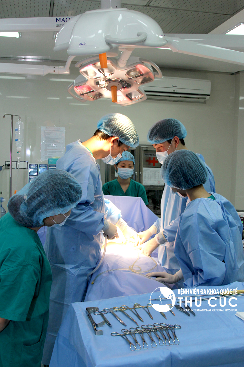Phẫu thuật diễn ra theo quy trình bài bản, dưới bàn tay của các bác sĩ có bằng cấp chuyên nghiệp, giàu kinh nghiệm