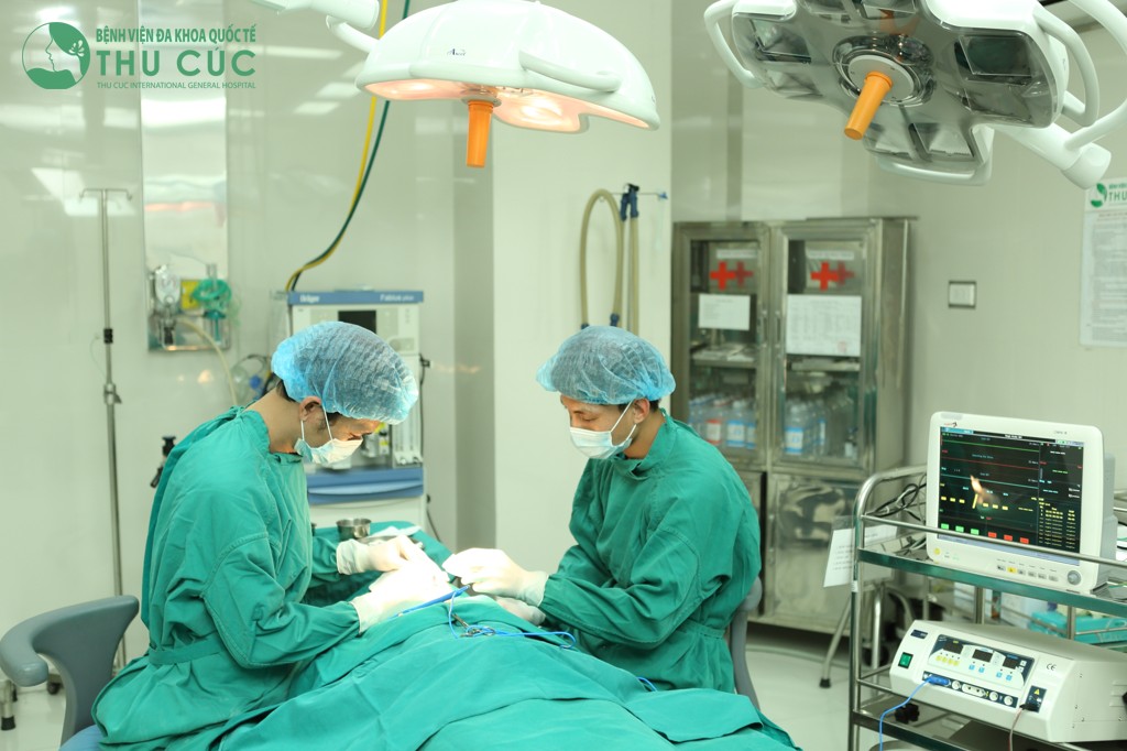 Tại Thu Cúc Sài Gòn có nhiều bác sĩ giỏi, giàu kinh nghiệm thực hiện nâng mũi, sửa mũi và trang thiết bị hiện đại giúp bạn hoàn toàn có thể yên tâm.