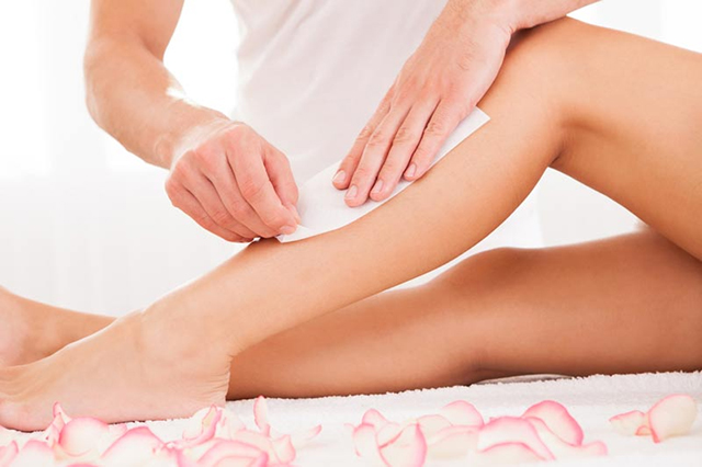 Do loại bỏ nhiều lông cùng một lúc nên waxing có thể gây đau rát, đỏ da, không phù hợp với những vùng da mỏng hay nhạy cảm