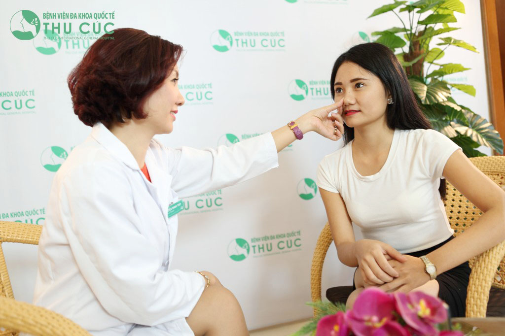Các bác sĩ thăm khám, kiểm tra sức khỏe, tư vấn và hướng dẫn chế độ chăm sóc sau phẫu thuật nhiệt tình, tỉ mỉ và chu đáo.