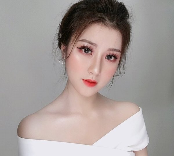 Dáng mũi cao thon sẽ tạo điểm nhấn giúp gương mặt chị em xinh đẹp, nổi bật hơn
