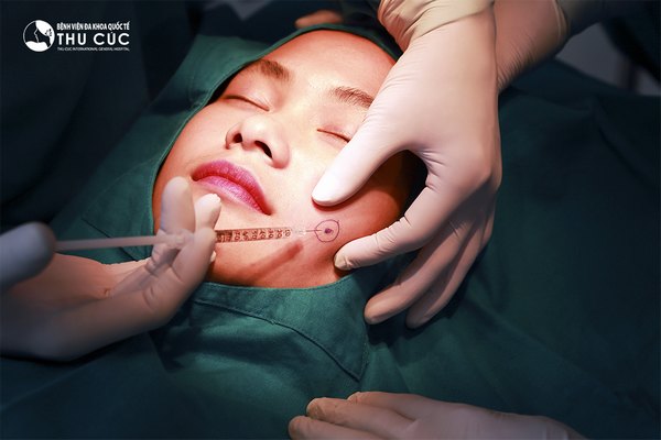 Khách hàng được gây tê trước khi thực hiện phẫu thuật