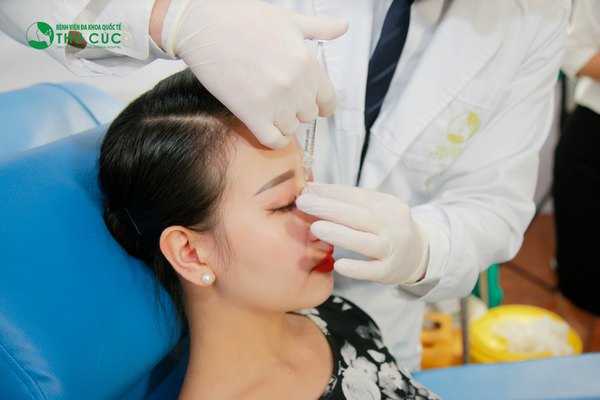 Nâng mũi không phẫu thuật là phương pháp tiêm chất làm đầy vào mũi để giúp sống mũi cao thẳng hơn