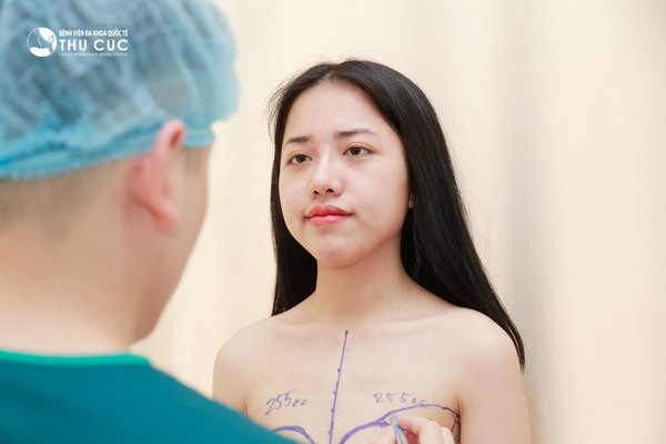 Bác sĩ đo vẽ chi tiết kích thước ngực trước khi phẫu thuật