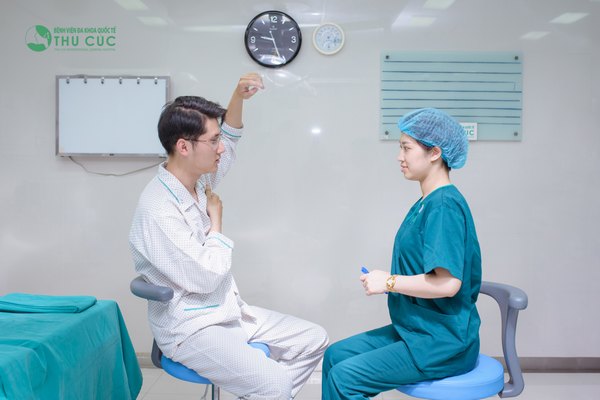 Bác sĩ Thu Cúc tư vấn, thăm khám cho khách hàng trước khi thực hiện điều trị hôi nách