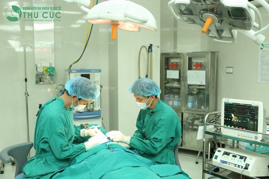 Toàn bộ quy trình phẫu thuật được diễn ra trong phòng mổ vô khuẩn 1 chiều hiện đại