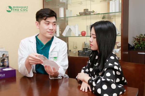 Khách hàng được trực tiếp kiểm tra các loại túi độn ngực trước khi thực hiện nâng ngực