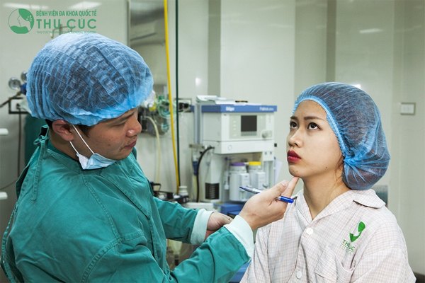 Các bác sĩ chuẩn bị thao tác cần thiết trước khi phẫu thuật tạo hình môi trái tim