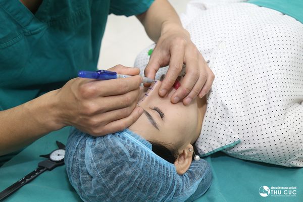 Bác sĩ đo vẽ cẩn thận để tạo được dáng mũi như ý
