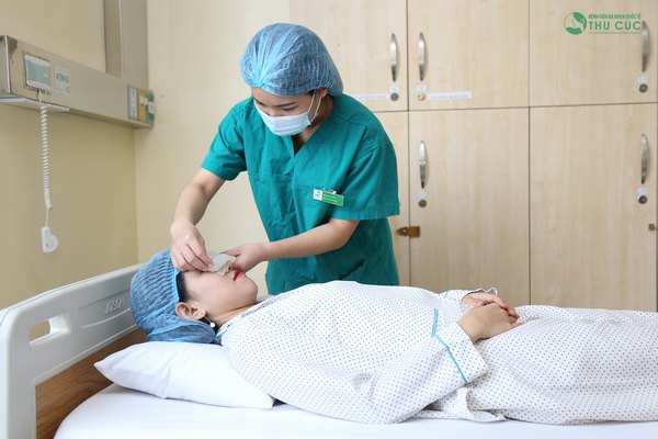 Khách hàng được chăm sóc chu đáo sau khi nâng mũi