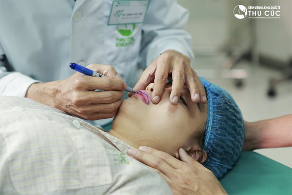 Tạo hình môi trái tim tại Thu Cúc được thực hiện nhanh chóng