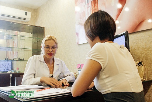 Bác sĩ thăm khám, xác định tình trạng sẹo lõm và tư vấn cách điều trị cho khách hàng
