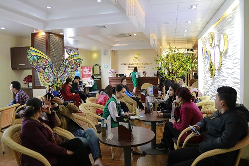 Chương trình “Hái lộc đầu xuân” của thương hiệu Thu Cúc thu hút sự quan tâm của rất nhiều người. Và không khí làm đẹp tại đây diễn ra khá sôi nổi.