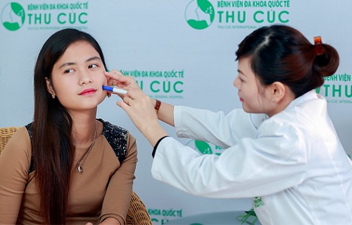 Bác sĩ Thu Cúc xác định vị trí tạo má lúm cân đối khuôn mặt