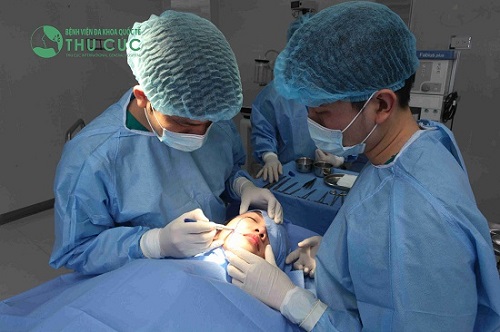 Tiểu phẫu diễn ra nhanh chóng, an toàn trong điều kiện vô khuẩn tối ưu