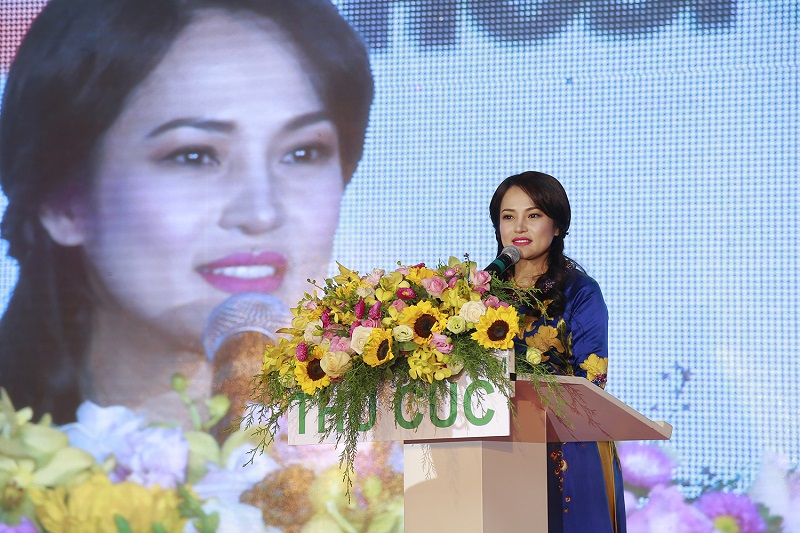 Chị Nguyễn Thu Cúc – Chủ tịch HĐQT phát biểu khai mạc chương trình “Đại tiệc 20 năm – Gia đình Zinnia”.