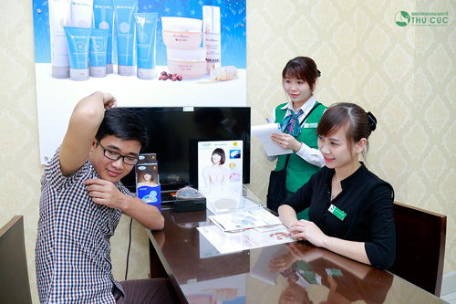 Tại Thu Cúc, để loại bỏ triệt để mùi hôi nách, Khanh được chuyên thăm khám và tư vấn về vấn đề đang gặp phải