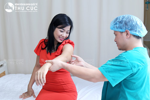 Để loại bỏ  mỡ thừa vùng cánh tay, nữ diễn viên Đàm Hằng đã lựa chọn phương pháp hút mỡ Vaser Lipo.