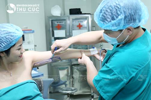 Để loại bỏ triệt để mỡ thừa vùng cánh tay, chị đã lựa chọn phương pháp hút mỡ Vaser Lipo.
