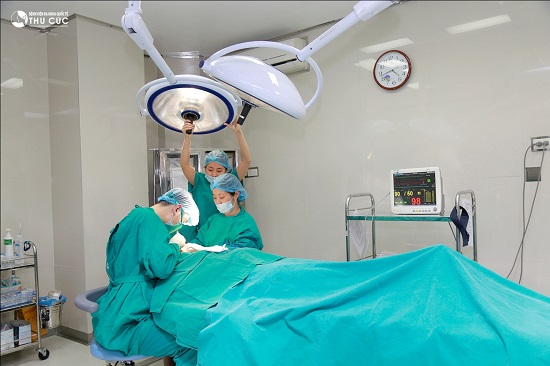 Các thao tác phẫu thuật chính được bác sĩ chuyên môn cao, dày dặn kinh nghiệm trực tiếp thực hiện dưới sự hỗ trợ của hệ thống máy móc hiện đại.