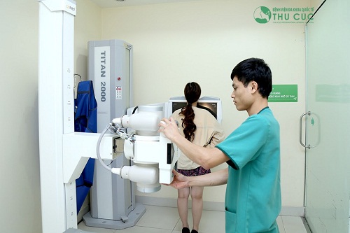 Khách hàng được kiểm tra sức khỏe bằng những máy móc hiện đại.