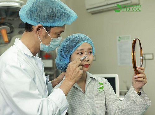 Tiếp đó, bác sĩ chuyên khoa sẽ thực hiện đo vẽ để xác định kích thước cũng như dáng mũi mới sau khi nâng sao cho hài hòa với đường nét khuôn mặt khách hàng. 
