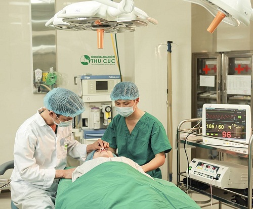 Toàn bộ quy trình nâng mũi tại Thu Cúc được tiến hành trong phòng vô khuẩn 1 chiều hiện đại. Bác sĩ thực hiện thao tác bóc tách, tạo khoang và đặt chất liệu độn một cách chuẩn xác, ít xâm lấn và không lộ dấu vết thẩm mĩ.