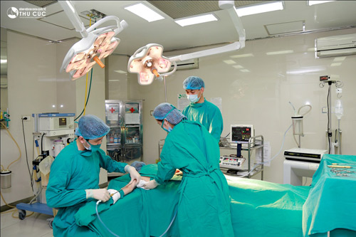 Hút mỡ bằng công nghệ Vaser Lipo hiện đại được thực hiện an toàn trong phòng mổ vô trùng, mỡ từng vùng nhanh chóng được hóa lỏng và đưa ra ngoài nhẹ nhàng