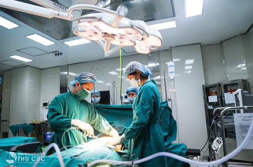 Trong hệ thống phòng mổ vô khuẩn một chiều, bác sĩ tiến hành hút mỡ bằng công nghệ Vaser Lipo. Nhiệt lượng từ Vaser Lipo làm tan tế bào mỡ. Mỡ hóa lỏng sẽ được hút ra nhẹ nhàng không sưng đau, chảy máu.