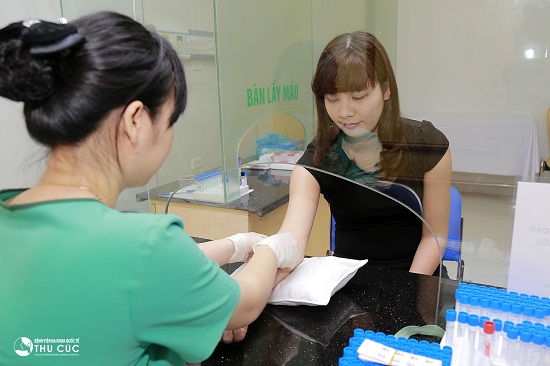 Tại đây chị được kiểm tra sức khỏe nghiêm ngặt theo quy định an toàn của Bộ Y tế trước khi hút mỡ.