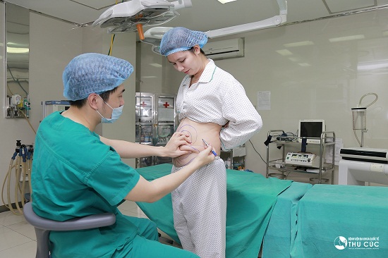 Đo vẽ là khâu quan trọng trước phẫu thuật để khoanh vùng hút mỡ chính xác, tránh xâm lấn.