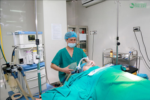 Gây mê là bước quan trọng, được chuyên gia Thu Cúc thực hiện với liều lượng vừa đủ giúp chị Thanh Hoa trải nghiệm quy trình phẫu thuật an toàn, thoải mái nhất.