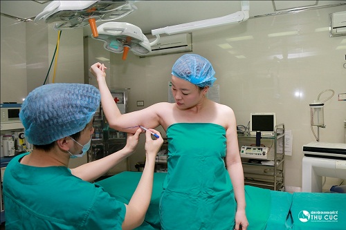 Vùng mỡ cánh tay cũng được bác sĩ xác định và khoanh vùng