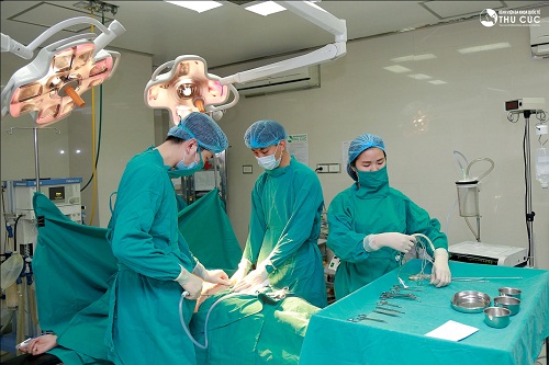 Sau khi gây mê, hút mỡ bằng Vaser Lipo được thực hiện nhanh chóng trong khoảng 2 giờ. Các mô mỡ được hóa lỏng và đưa ra ngoài nhẹ nhàng.