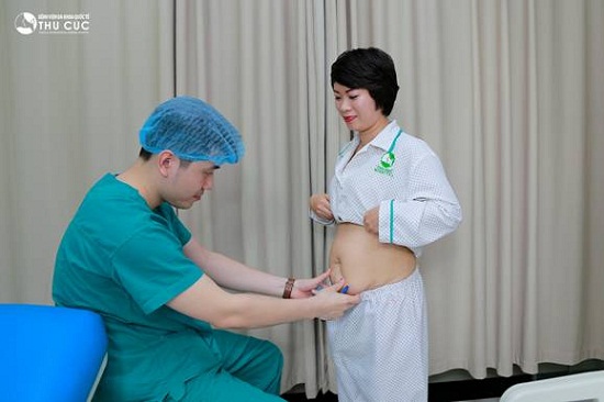 Bác sĩ thăm khám, chuẩn bị khoanh vùng mỡ thừa ở bụng.