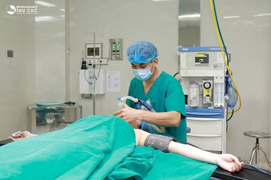 Sau khi thăm khám, chị Phương được chuyên gia gây mê một lượng vừa đủ để thoải mái trong quá trình phẫu thuật.