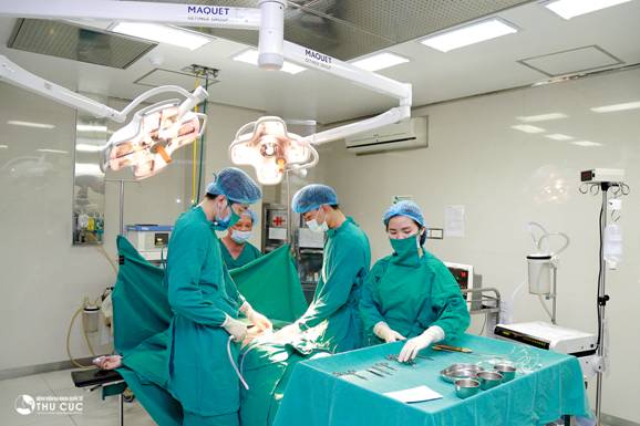 Với nguyên tắc sử dụng năng lượng nhiệt và sóng âm, Vaser Lipo tác động phá vỡ tế bào mỡ sâu dưới lớp da, kể cả mỡ cứng và mỡ thừa tích tụ lâu năm, hóa lỏng và đưa ra khỏi cơ thể nhẹ nhàng.