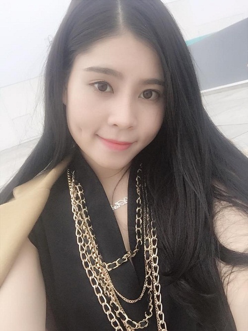 Cô nàng “đa di năng” cho biết: bản thân cảm thấy khá hài lòng vì lúm đồng tiền không quá rộng, quá sâu hay quá nông, cho vẻ đẹp tự nhiên, không lộ dấu vết thẩm mỹ.