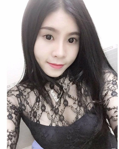 Cô nàng ngày càng sành điệu khi luôn biết cách làm nổi bật điểm mạnh của bản thân với chiếc má lúm duyên xinh.
