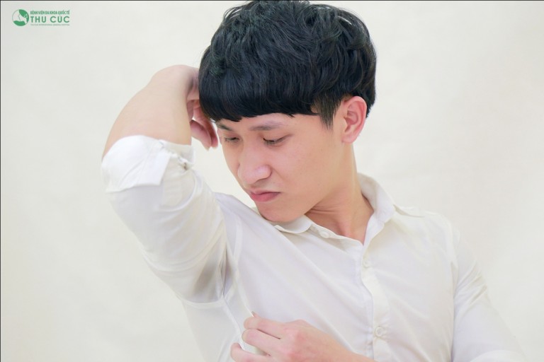 Anh chàng điển trai này gần như bị… tự kỷ vì mùi bay ra từ “vùng nhạy cảm” dưới nách.