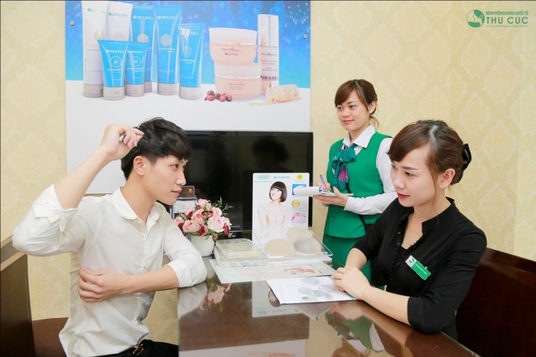 Cậu bạn được tư vấn nên sử dụng phương pháp hút tuyến mồ hôi bằng công nghệ độc quyền Vaser Lipo tại Thu Cúc để loại bỏ mùi cơ thể.