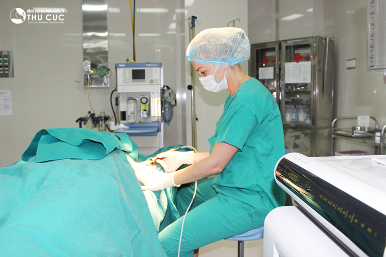 Bác sĩ Thu Cúc thực hiện hút tuyến mồ hôi với máy Vaser Lipo được thiết kế với đầu hút siêu nhỏ, đính kèm đèn chiếu sáng và camera ngầm hiện đại. Do đó quan sát được chân rễ ống làm tăng tiết mồ hôi và loại bỏ chúng một cách nhanh chóng, dễ dàng.