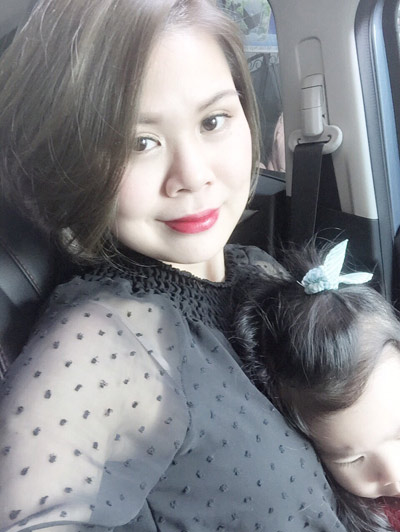 Ít ai ngờ được rằng cô nàng có khuôn mặt trẻ trung, cá tính này đã có một gia đình nhỏ với một bé gái 3 tuổi dễ thương.